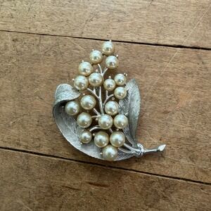 Vtg Lisner Silver Tone Faux Pearl Floral Brooch Pin, MCM Mid-Century Botanical